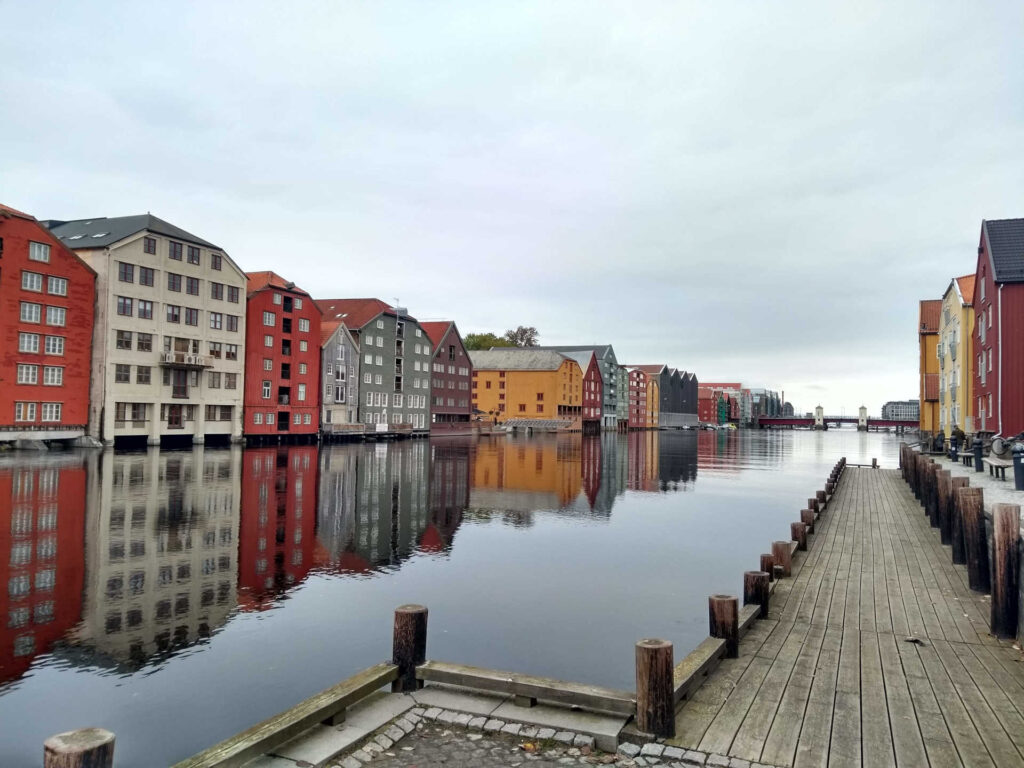 Blick auf die Holzhäuser von Bakklandet in Trondheim